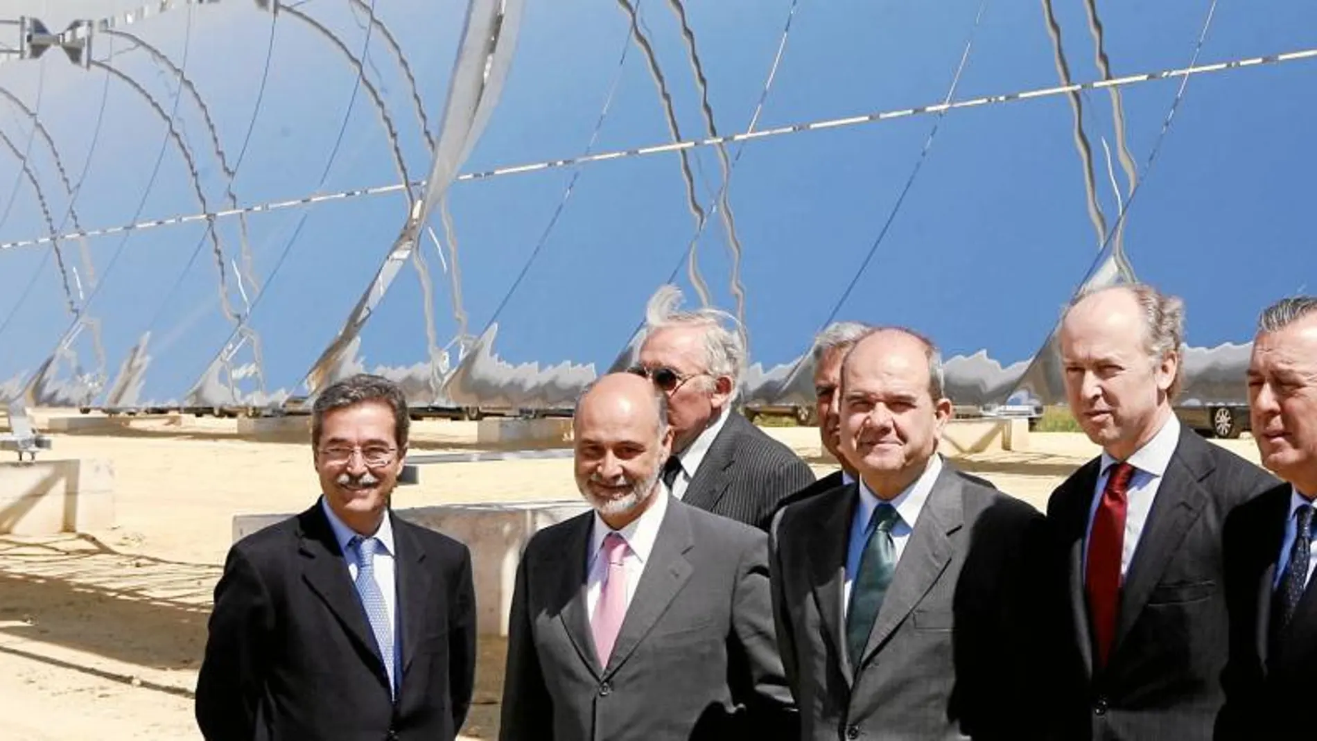 Felipe y Javier Benjumea, con representantes de la Junta, cuando todavía estaban al frente de Abengoa