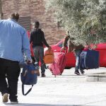 Los okupas han sacado sus pertenencias de las viviendas