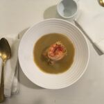 Taco de bacalao con sopa de marisco