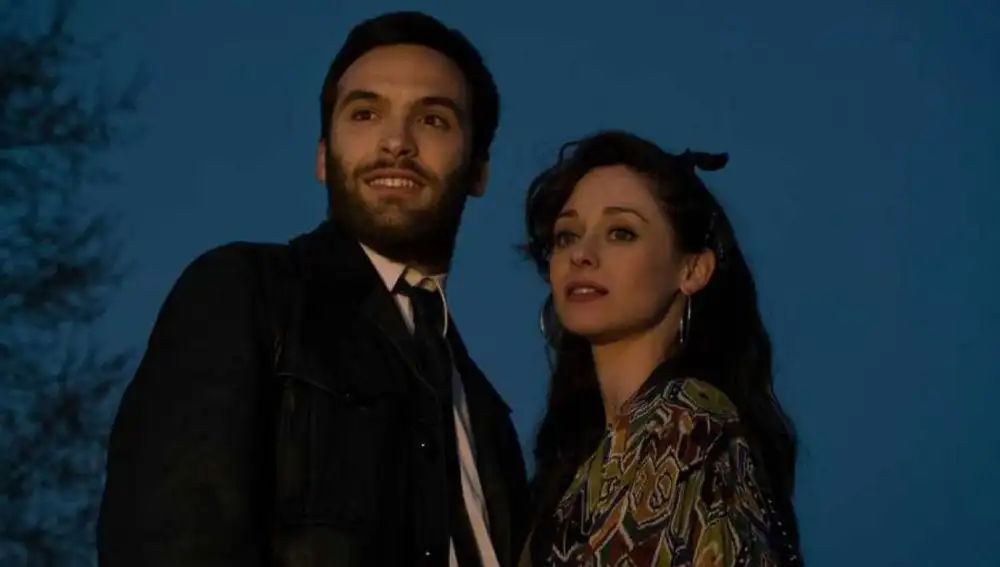 Carlos (Ricardo Gómez) y Karina (Elena Rivera) en un capítulo de ‘Cuéntame’