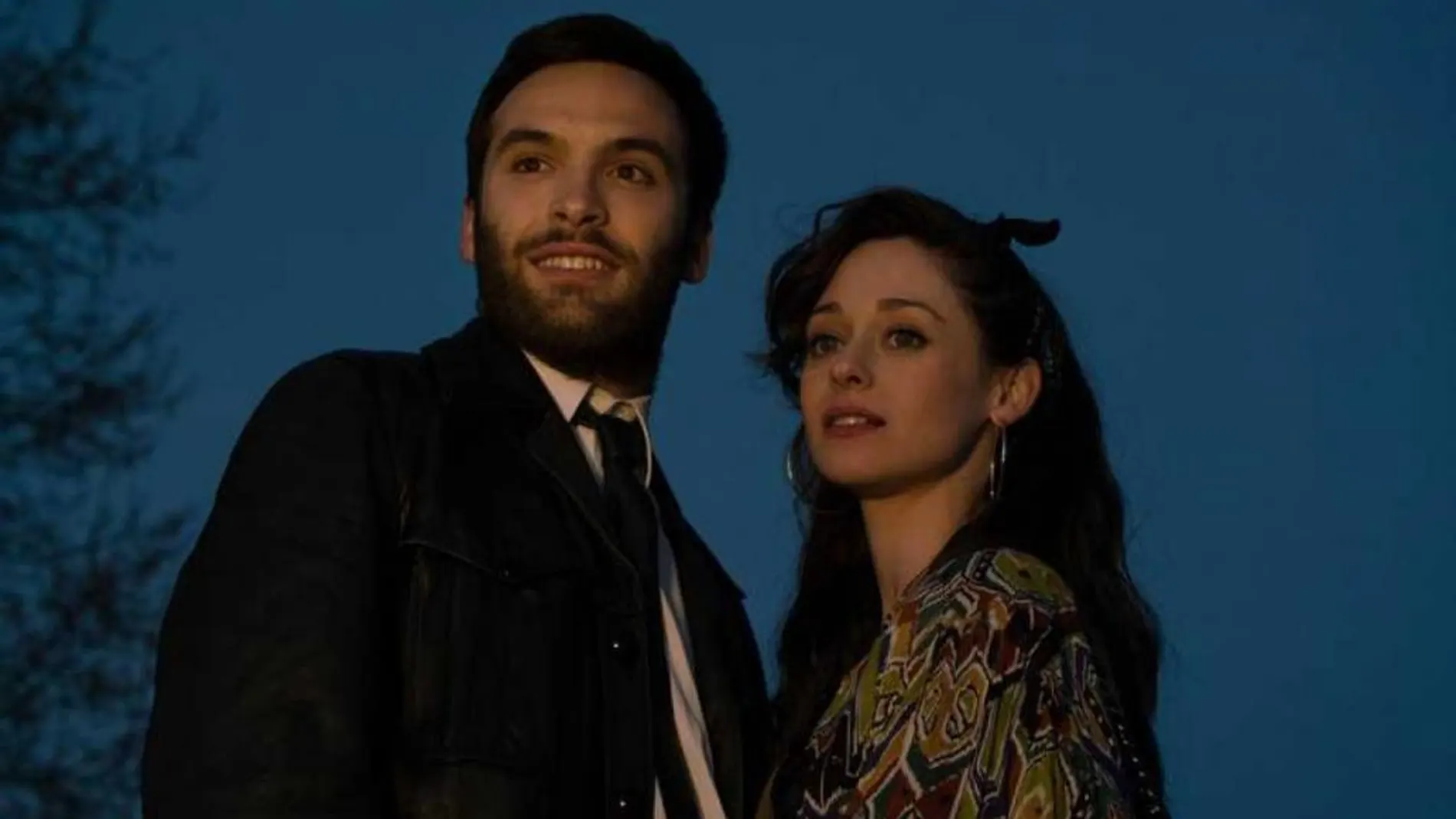 Carlos (Ricardo Gómez) y Karina (Elena Rivera) en un capítulo de ‘Cuéntame’