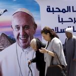 Un cartel da la bienvenida a Francisco con El Cairo