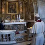 El Papa, en una de las capillas de la Basílica de San Bartolomé
