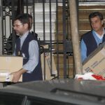 La Policía con algunas de las cajas incautadas