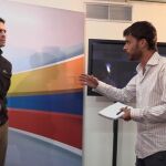 El reportero Aitor Sáez, en una fotografía con el opositor Capriles