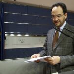 El portavoz del PSOE en la Cámara Baja, Antonio Hernando, durante la rueda de prensa ofrecida hoy en el Congreso en la que ha reclamado al líder de Podemos, Pablo Iglesias, que "haga caso"a la alcaldesa de Madrid, Manuela Carmena