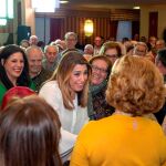 Juanma Moreno, candidato del PP a la Presidencia de la Junta de Andalucía, durante un encuentro en la sede de Afibroma en la capital malagueña / La secretaria general del PSOE-A, presidenta de la Junta y candidata a la reelección, Susana Díaz, saluda a los simpatizantes durante su encuentro con asociaciones, en los Salones Morys de Martos, Jaén (Fotos: Efe)