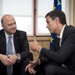 El secretario general del PSOE, Pedro Sánchez, durante el encuentro de trabajo que ha mantenido con el comisario europeo de Asuntos Económicos y Financieros, Pierre Moscovici, en la sede de las instituciones europeas en Madrid