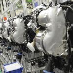 Fotografía de archivo que muestra a un empleado de Volkswagen que trabaja en unos motores diesel en la planta de Salzgitter (Alemania)