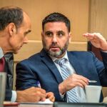 El hispano-estadounidense Pablo Ibar (d) conversa con su abogado Benjamin Waxman durante su juicio.