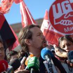 El líder de Podemos, Pablo Iglesias, junto a Íñigo Errejón y los trabajadores de Ferrovial y Renfe