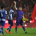 El portero del Oporto, Iker Casillas, saluda a los aficionados al término del partido
