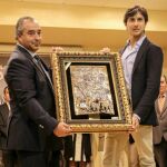 Andrés Roca Rey recibe el galardón del «Alfarero de Oro» de manos del alcalde de Villaseca, Jesús Hijosa