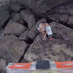 El padre y su hijo esperan agarrados al descenso del rescatador