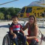 Juan, junto a su madre.