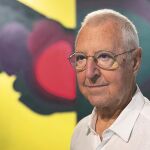 El valenciano Tomàs Llorens con una obra de Feito como fondo