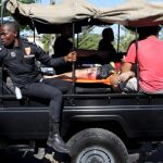 Uno de los heridos es trasladado en un coche de la Policía