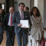 Juan Carlos Suárez-Quiñones con miembros de su equipo de Fomento y Medio Ambiente, momentos antes de explicar los Presupuestos de su Consejería en las Cortes
