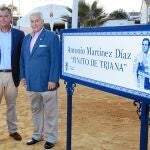 El alcalde José Luis Sanz y Antonio Martínez, junto a su calle