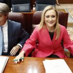 La presidenta de la Comunidad de Madrid, Cristina Cifuentes, junto al portavoz y consejero de Presidencia y Justicia, Ángel Garrido, al inicio del pleno celebrado hoy en la Asamblea de Madrid.