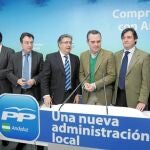 El líder del PP-A, Juan Ignacio Zoido, abordó con los alcaldes de la provincia de Sevilla la reforma de la Administración local