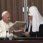 El Papa Francisco con el patriarca ortodoxo ruso Kiril en el aeropuerto internacional José Martí de La Habana