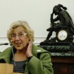 La Alcaldesa de Madrid, Manuela Carmena, durante la rueda de prensa posterior a la reunión con el Ministro de Hacienda, Cristobal Montoro