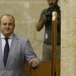El presidente de la comisión de investigación, Julio Díaz, ayer en el Parlamento andaluz
