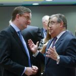 El ministro español del Interior, Juan Ignacio Zoido (d), conversa con su el comisario europeo de Seguridad, Julian King,
