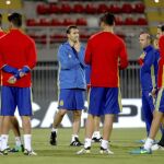El entrenador de la selección española de fútbol, Julen Lopetegui (c), durante el entrenamiento de hoy
