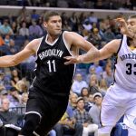 Brook Lopez y Marc Gasol (33)