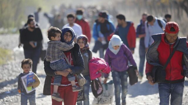 Refugiados se dirigen a la frontera con Serbia en Gevgelija (Macedonia)