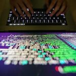 Un informático programando en Taipei, Taiwán