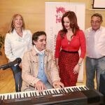 Silvia Clemente junto con los músico José Luis Gutiérrez y María Salgado, el director de la Fundación Villalar, Juan Zapatero y el alcalde Luis Alonso