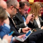 Los consellers de Presidencia, Elsa Artadi; de Acción Exterior junto a Alfred Bosch y resto de consellers de Interior, Educación y de Salud hoy en la sesión de control al Govern en el Parlament de Cataluña