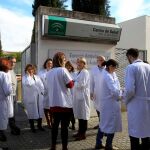 Concentración de médicos en un centro de salud de Sevilla / Foto: Manuel Olmedo