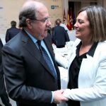 saluda cariñosamente a la consejera de Agricultura y Ganadería, Milagros Marcos, tras su intervención en el foro Nueva Economía Fórum