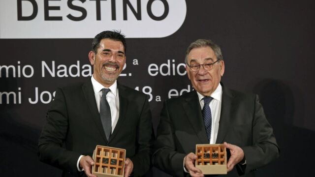 El escritor barcelonés Víctor del Árbol, ganador del 72 Premio Nadal de novela con su novela "La víspera de casi todo", y el periodista Lluís Foix, ganador del 48 Premio Josep Pla