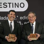 El escritor barcelonés Víctor del Árbol, ganador del 72 Premio Nadal de novela con su novela "La víspera de casi todo", y el periodista Lluís Foix, ganador del 48 Premio Josep Pla