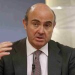 El ministro de Economía y Competitividad, Luis de Guindos, durante la rueda de prensa posterior a la reunión hoy del Consejo de Ministros.