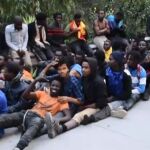 IMagen de un grupo de inmigrantes junto a la frontera de Ceuta