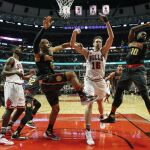 El jugador de Bulls Pau Gasol (c-d) salta por un rebote con Tim Hardaway Jr. (d) de Hawks.