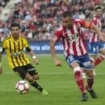 El centrocampista del Girona Eloi Amagat pelea un balón con el delantero del Real Zaragoza Ángel Rodríguez.
