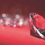 El diamante sintético se produce o bien sometiendo el carbono (esta gema es fundamentalmente carbono que se puede extraer hasta de la punta de los lápices) a alta presión y alta temperatura o por deposición química