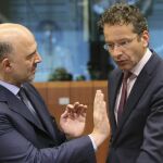 El comisario de Asuntos Económicos y Financieros, Fiscalidad y Aduanas, Pierre Moscovici (i) y el presidente del Eurogrupo, Jeroen Dijsselbloem (d) durante la reunión del Eurogrupo.