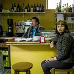 Lola y Rafael regentan un bar en Chequilla, un pueblo en el que no viven ni diez habitantes. Reconocen que pierden dinero. Fotos: Alberto R. Roldán