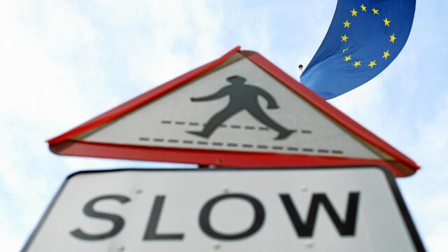 Una bandera de la UE ondea ayer en la Verja que separa Gibraltar del resto de España