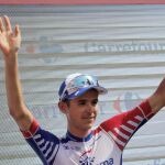 El corredor francés del equipo Groupama, Rudy Molard, saluda desde el podio de Roquetas de Mar (Almería) / Efe