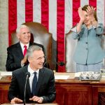 El vicepresidente Mike Pence y la presidenta de la Cámara de Representantes, Nancy Pelosi, aplauden a Stoltenberg ayer. Foto: Ap