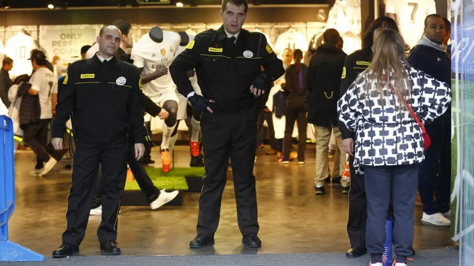 Vigilantes de seguridad, en una tienda madrileña